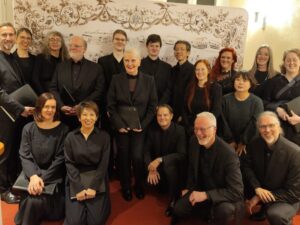 Eröffnung Schumann Haus: Gruppenbild der Sängerschar mit Chordirektor Prof. Dennis Hansel-Dinar (unten r.)