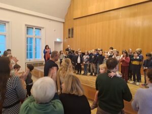 Eröffnung Schumann-Haus: SingPause-Kinder der Klasssen 2,3 und 4 mit ihrer Singleiterin Maria Carreras im Palais Wittgenstein