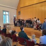 Eröffnung Schumann-Haus: SingPause-Kinder der Klasssen 2,3 und 4 mit ihrer Singleiterin Maria Carreras im Palais Wittgenstein