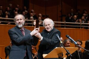 Sergej Lukascweski und Adam Fischer mit dem Menschenrechtspreis der Tonhalle Düsseldorf nach der Verleihung im Konzert vom 28.1.2024 (Bild: susannediesner@tonhalle.de)