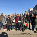 Menschenrechtsdemo am 27.1.2024: Die Musikvereinsgruppe mit Chordirektor Prof. Dennis Hansel-Dinar und Vorsitzendem Stefan Schwartze auf dem Weg zum DEMO-Treffpunkt: