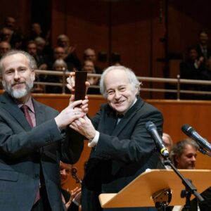 Am Sonntag, dem 28.1.2024, erhielt Sergej Lukaschewski von Adam Fischer den Menschenrechtspreis der Tonhalle Düsseldorf