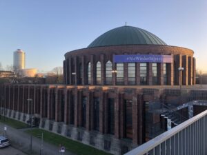 Menschenrechts-Demo am 27.1.2024: Die Tonhalle mit dem Banner "Nie wieder ist JETZT"