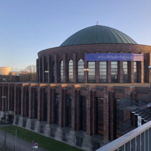 Menschenrechts-Demo am 27.1.2024: Die Tonhalle mit dem Banner "Nie wieder ist JETZT"