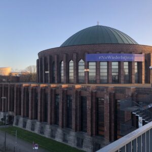 Am Sonntag, dem 28.1.2024, erhielt Sergej Lukaschewski von Adam Fischer den Menschenrechtspreis der Tonhalle Düsseldorf