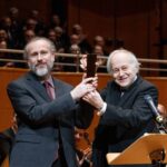 Sergej Lukaschewski präsentiert den Menschenrechtspreis der Tonhalle zusammen mit dem Initiator Maestro Adam Fischer (Bild: susanne.diesner/tonhalle)