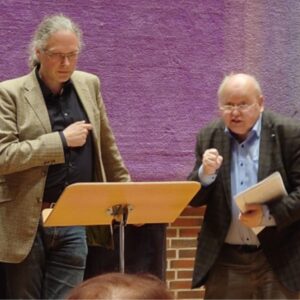 René Staar ewrläutert dem Chor die Hintergründe sei9nes Werkes "Schwarzer Schnee"