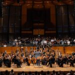 Dem Chef ein Ständchen: Die ehemaligen des JSO versammelten sich auf dem Chorpodium und brachten mit dem Orchester ihrem Chef ein wunderbares Ständchen