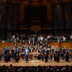 Dem Chef ein Ständchen: Die ehemaligen des JSO versammelten sich auf dem Chorpodium und brachten mit dem Orchester ihrem Chef ein wunderbares Ständchen