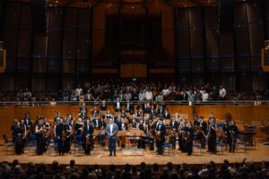 Dem Chef ein Ständchen: Die ehemaligen des JSO versammelten sich auf dem Chorpodium und brachten mit dem Orchester ihrem Chef ein wunderbares Ständchen