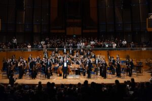 Das JSO umjubelt nach dem Konzert und auf dem Chorpodium die Ehemaligen