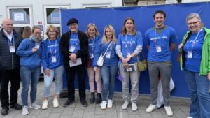 EURO 2024: Das Schulleitungsteam, dritte von rechts Schulleiterin Antje Grüneklee, ganz rechts Singleiterin Wieslawa Ziola, ganz links Manfred Hill, SingPause