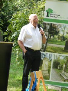 Manfred Hill am Tag des offenen Denkmals auf dem Golzheimer Friedhof bei einer kleinen Ansprache - 8.9.2024