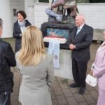 Foto: Manfred Hill jüngst zusammen mit Irmgard Knechtges-Obrecht (Clara Schumann Initiative Düsseldorf) beim Gedenken an Clara und Robert Schumanns Hochzeitstag am 12. September 2024 am Ratinger Tor in Düsseldorf neben dem von Markus Lüpertz geschaffenen Clara-und-Robert-Schumann-Denkmal. Im Bild rechts Frau Niebuhr (Düseldorfer Jonges) und Rückenansicht das Ehepaar Aengevelt (Foto: Rolf Obrecht)