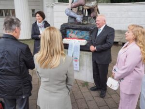 Foto: Manfred Hill jüngst zusammen mit Irmgard Knechtges-Obrecht (Clara Schumann Initiative Düsseldorf) beim Gedenken an Clara und Robert Schumanns Hochzeitstag am 12. September 2024 am Ratinger Tor in Düsseldorf neben dem von Markus Lüpertz geschaffenen Clara-und-Robert-Schumann-Denkmal. Im Bild rechts Frau Niebuhr (Düseldorfer Jonges) und Rückenansicht das Ehepaar Aengevelt (Foto: Rolf Obrecht)