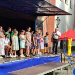 Straßenfest der Bürgerhilfe Gerresheim (B.H.G.). Auftritt der SingPause-Kinder aus der Schule Unter den Eichen mit den Klassen 3 A, 3 B, 3 C, 3 D mit ihrer Singleiterin Natalia Hildebrandt