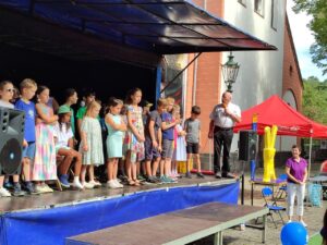 Straßenfest der Bürgerhilfe Gerresheim (B.H.G.). Auftritt der SingPause-Kinder aus der Schule Unter den Eichen mit den Klassen 3 A, 3 B, 3 C, 3 D mit ihrer Singleiterin Natalia Hildebrandt