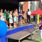 Straßenfest der Bürgerhilfe Gerresheim (B.H.G.). Auftritt der SingPause-Kinder aus der Schule Unter den Eichen mit den Klassen 3 A, 3 B, 3 C, 3 D mit ihrer Singleiterin Natalia Hildebrandt