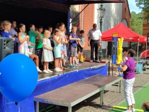 Straßenfest der Bürgerhilfe Gerresheim (B.H.G.). Auftritt der SingPause-Kinder aus der Schule Unter den Eichen mit den Klassen 3 A, 3 B, 3 C, 3 D mit ihrer Singleiterin Natalia Hildebrandt