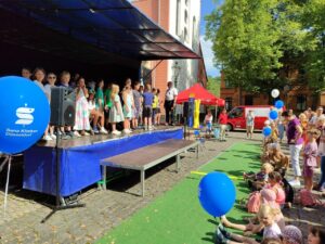 Straßenfest der Bürgerhilfe Gerresheim (B.H.G.). Auftritt der SingPause-Kinder aus der Schule Unter den Eichen mit den Klassen 3 A, 3 B, 3 C, 3 D mit ihrer Singleiterin Natalia Hildebrandt