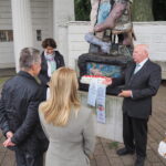 Foto: Manfred Hill jüngst zusammen mit Irmgard Knechtges-Obrecht (Clara Schumann Initiative Düsseldorf) beim Gedenken an Clara und Robert Schumanns Hochzeitstag am 12. September 2024 am Ratinger Tor in Düsseldorf neben dem von Markus Lüpertz geschaffenen Clara-und-Robert-Schumann-Denkmal (Foto: Rolf Obrecht)