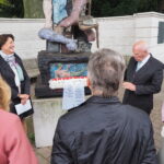 Foto: Manfred Hill jüngst zusammen mit Irmgard Knechtges-Obrecht (Clara Schumann Initiative Düsseldorf) beim Gedenken an Clara und Robert Schumanns Hochzeitstag am 12. September 2024 am Ratinger Tor in Düsseldorf neben dem von Markus Lüpertz geschaffenen Clara-und-Robert-Schumann-Denkmal (Foto: Rolf Obrecht)