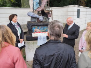 Foto: Manfred Hill jüngst zusammen mit Irmgard Knechtges-Obrecht (Clara Schumann Initiative Düsseldorf) beim Gedenken an Clara und Robert Schumanns Hochzeitstag am 12. September 2024 am Ratinger Tor in Düsseldorf neben dem von Markus Lüpertz geschaffenen Clara-und-Robert-Schumann-Denkmal (Foto: Rolf Obrecht)