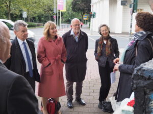 12.9.2024: Clara und Robert Schumanns Hochzeitstag: Teile der Gästeschar v.l.n.r. Dr. Wulff Aengevelt, Kulturamtsleiterin Angeliqué Tracik, Rolf Dahlmann, Stadtführer und Inge Sauer vom Verein "Unsere Straßen - unsere Künstler".