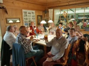 Titisee-Reise 2024: Abendstimmung im Bergsee-Restaurant Titisee am ersten Abend