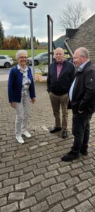 Titisee-Reise 2024: Organisations-Chefin, Reiseleiterin und Führerin der Gruppe A, Franzis Hill, mit Manfred Hill (Gruppenführer B) und Busfahrer Dirk vor der Heimfahrt