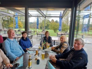 Titisee-Reise 2024: Mittagspause im Golclub Königsfeld. Dieser Wirt hatte 25 Jahre ein Lokal in Düsseldorf-Bilk und kannte den Musikverein - ein Zufall der besonderen Art.