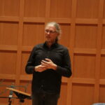 Prof. Dennis Hansel-Dinar dankt Rie Sakai für die langjährige wunderbare Zusammenarbeit (Photo credit: Musikverein)