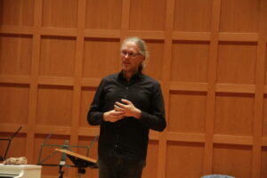 Prof. Dennis Hansel-Dinar dankt Rie Sakai für die langjährige wunderbare Zusammenarbeit (Photo credit: Musikverein)