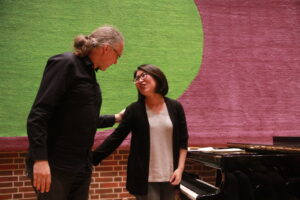 Prof. Dennis Hansel-Dinar dankt Rie Sakai für die langjährige wunderbare Zusammenarbeit (Photo credit: Musikverein)