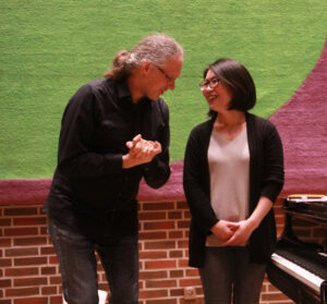 Prof. Dennis Hansel-Dinar dankt Rie Sakai für die langjährige wunderbare Zusammenarbeit (Photo credit: Musikverein)