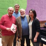 Georg Lauer, Udo Kasprowicz, Dr. Karl-Hans Möller mit Rie Sakai bei der Übergabe der Sobnderausgabe der NeueChorszene zum Abschied (Foto: Musikverein)