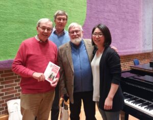 Georg Lauer, Udo Kasprowicz, Dr. Karl-Hans Möller mit Rie Sakai bei der Übergabe der Sobnderausgabe der NeueChorszene zum Abschied (Foto: Musikverein)