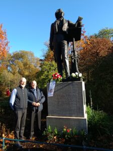 4.11.2024: Ehrung für Felix Mendelssohn Bartholdy an seinem Todestag am Düsseldorfer Denkmal (Musikvereinsvorsitzender Stefan Schwartze und Ehrenvorsitzender Manfred Hill v.l.n.r.)