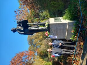 4.11.2024: Ehrung für Felix Mendelssohn Bartholdy an seinem Todestag am Düsseldorfer Denkmal (Musikvereinsvorsitzender Stefan Schwartze und Ehrenvorsitzender Manfred Hill v.l.n.r.)