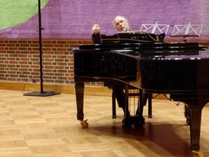 Brahms: Ein deutsches Requiem - Chordirektor Dennis Hansel-Dinar bei der Konzertvorbereitung