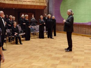 Brahms: Ein deutsches Requiem - Chordirektor Dennis Hansel-Dinar bei der Konzertvorbereitung