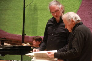 Adam Fischer bei der Klavierprobe mit Chordirektor Dennis Hansel-Dinar