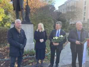 4.11.2024: Die Mendelssohn-Gäste vor dem Denkmal