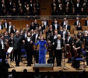 30.11.2024: Der Städtische Musikverein mit den Düsseldorfer Symphonikern nach dem erfolgreichen Auftritt in der Tonhalle Düsseldorf mit Johannes Brahms's "Ein deutsches Requiem". Vordere Reihe v.l.n.r. Chordirektor Dennis Hansel-Dinar, Konstantin Krimmel, Bariton, Ilse Eerens, Sopran und Adam Fischer, Dirigent