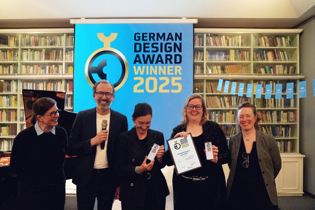 Schumannhaus Düsseldorf: Präsentierung des GermanDesignAward 2025 für das Schumannhaus. In einer Feierstunde wurde der Preis gefeiert (v.l.n.r. Rebecca Schröder, Ingo Plato, resD-Design u. Architekten GmbH, Köln, Kulturdezernentin Miriam Koch, Dr. Sabine Brenner-Wilczek, Direktorin von HHI u. Schumannhaus,  Tina Kortmann, Architektin u. Jury-Mitglied)