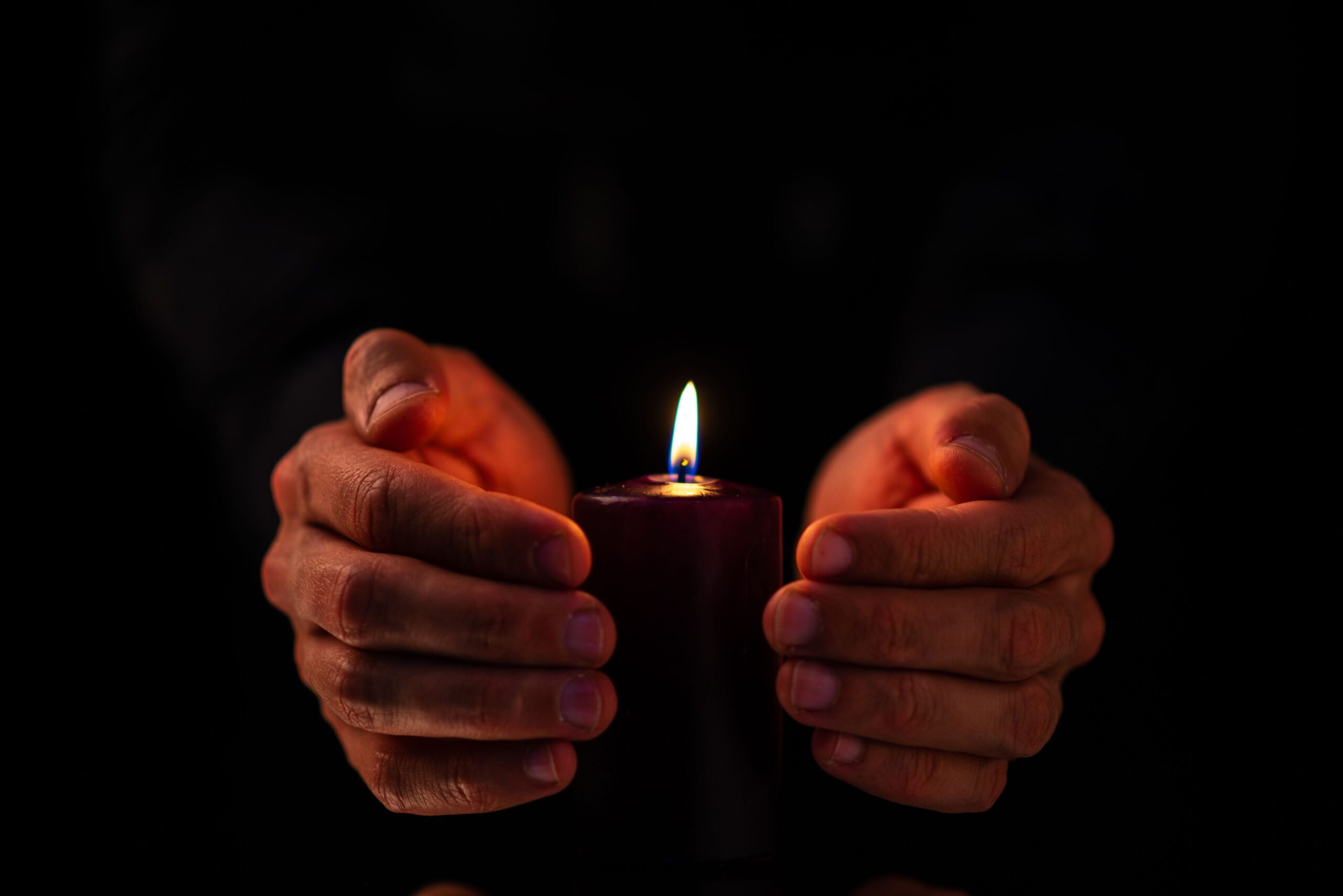 Trauerbild Hände schützen Kerze