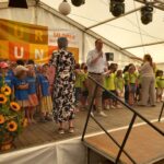 Mit einer Stunde Zeitverzögerung ging es dann endlich los. Die Kinder mischten doch tatsächlich das Zelt auf und es kam auch zu einem gemeinsamen Singen der Kinder mit den Gästen im Zelt