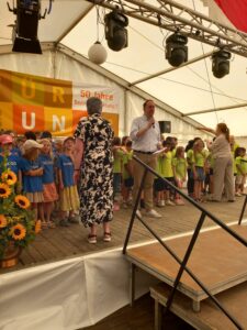 Mit einer Stunde Zeitverzögerung ging es dann endlich los. Die Kinder mischten doch tatsächlich das Zelt auf und es kam auch zu einem gemeinsamen Singen der Kinder mit den Gästen im Zelt