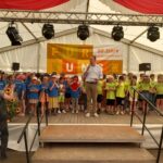 Mit einer Stunde Zeitverzögerung ging es dann endlich los. Die Kinder mischten doch tatsächlich das Zelt auf und es kam auch zu einem gemeinsamen Singen der Kinder mit den Gästen im Zelt