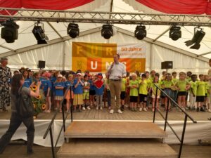 Mit einer Stunde Zeitverzögerung ging es dann endlich los. Die Kinder mischten doch tatsächlich das Zelt auf und es kam auch zu einem gemeinsamen Singen der Kinder mit den Gästen im Zelt